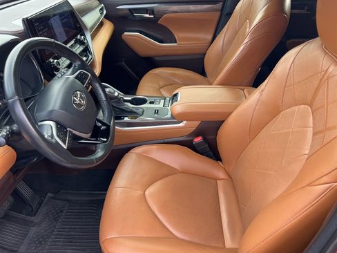 Used 2022 Toyota Highlander Platinum image 4
