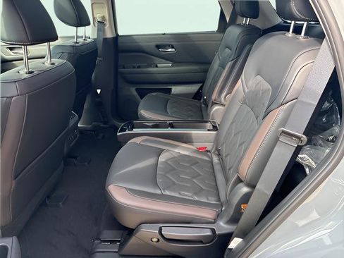 New 2026 Nissan Pathfinder Platinum FWD image 10