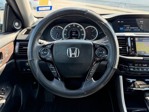 Used 2017 Honda Accord Touring image 18