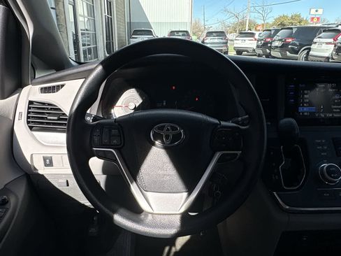 Used 2015 Toyota Sienna LE image 14