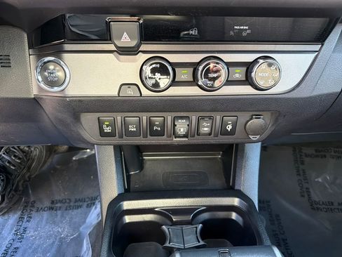 Used 2018 Toyota Tacoma TRD Sport w/ Technology Package image 28