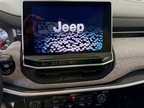 Used 2022 Jeep Compass Latitude w/ Sun and Sound Group image 18