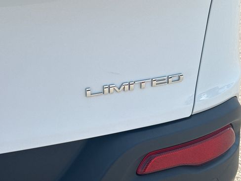 Used 2018 Jeep Cherokee Limited w/ Trailer Tow Group AWD/4WD image 8