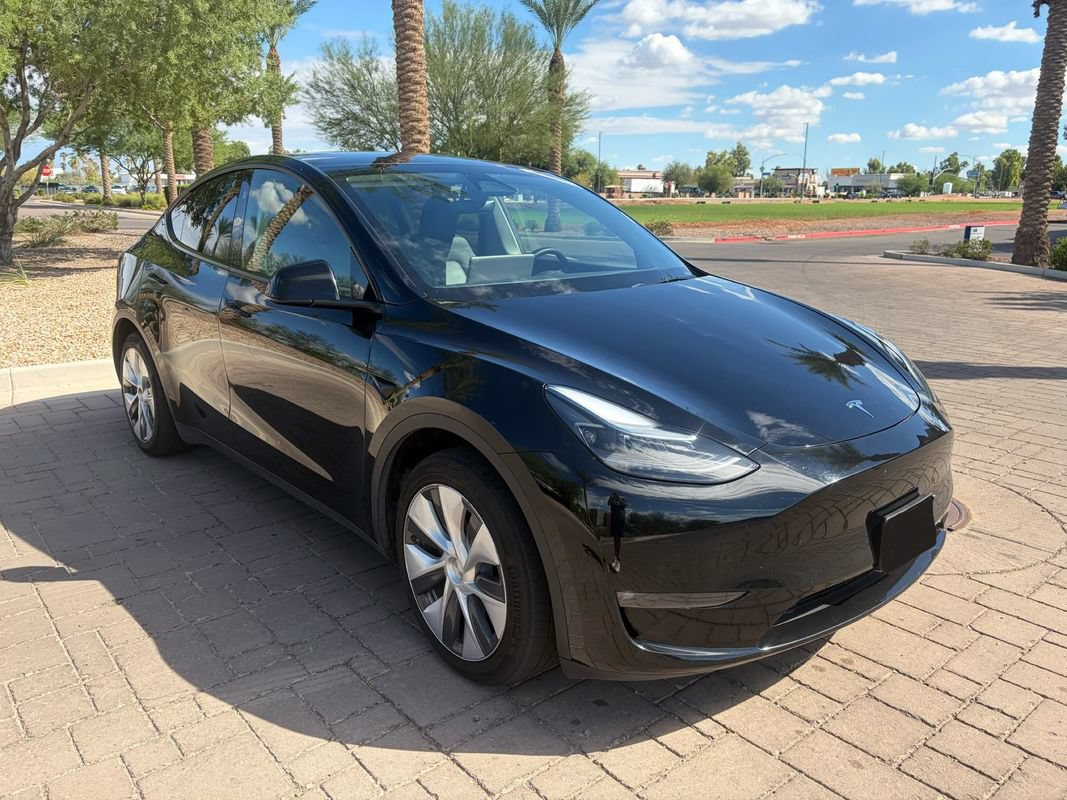 Used 2024 Tesla Model Y Long Range AWD/4WD image 1