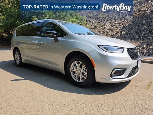 Used 2026 Chrysler Pacifica Select FWD image 3