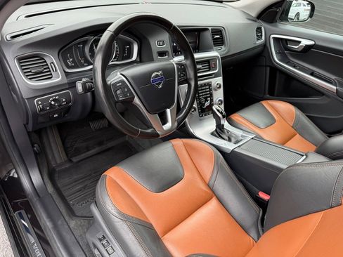 Used 2018 Volvo V60 T5 Cross Country w/ Convenience Package image 16