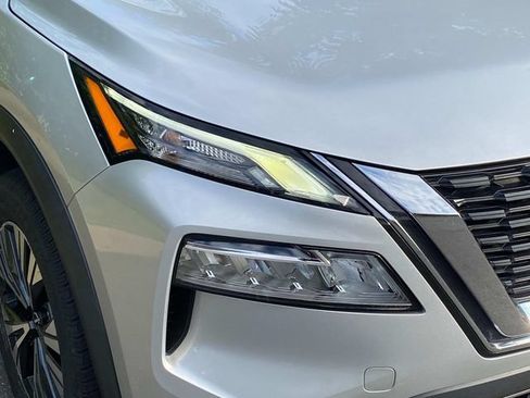 Used 2023 Nissan Rogue SV FWD image 4