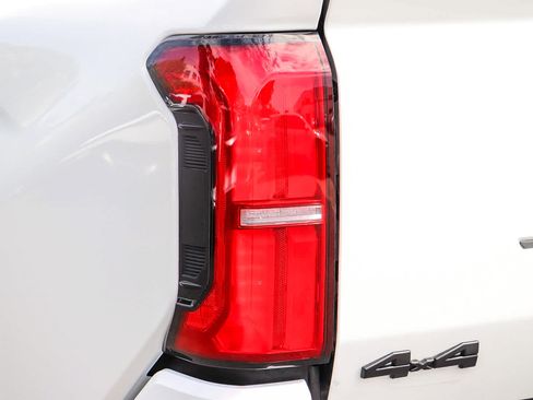Used 2025 Toyota Tacoma SR5 AWD/4WD image 9