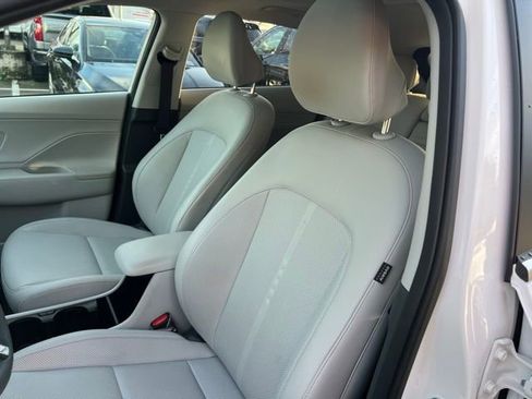 Used 2024 Hyundai Kona Limited image 13