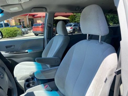 Used 2014 Toyota Sienna LE AWD/4WD image 9