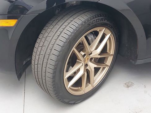 Certified 2022 Porsche Macan AWD/4WD image 34