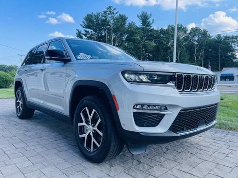 Used 2025 Jeep Grand Cherokee Limited w/ Luxury Tech Group II AWD/4WD image 4