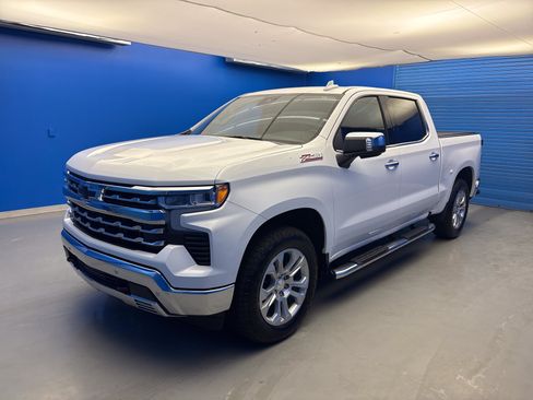 Used 2025 Chevrolet Silverado 1500 LTZ AWD/4WD image 4