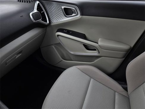 Certified 2025 Kia Soul LX w/ LX Technology Package image 27