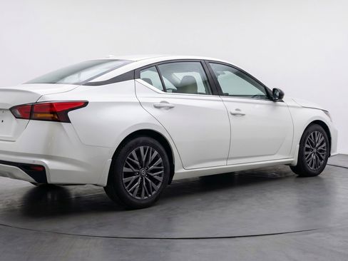 Used 2025 Nissan Altima 2.5 SV FWD image 9