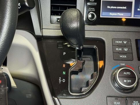 Used 2020 Toyota Sienna L image 11