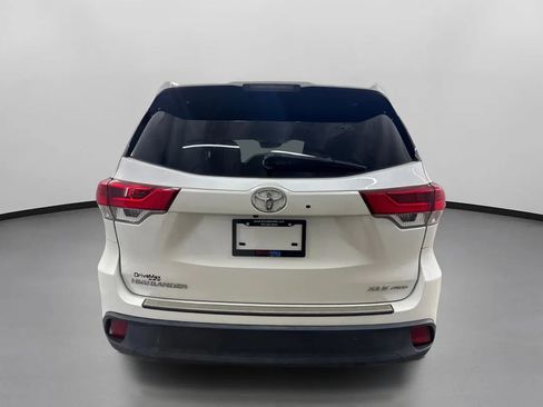 Used 2017 Toyota Highlander XLE AWD/4WD image 8