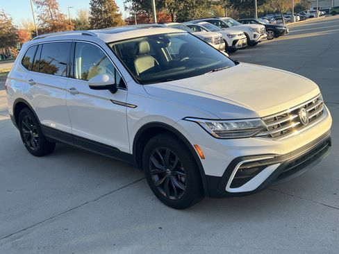 Certified 2023 Volkswagen Tiguan SE w/ Panoramic Sunroof Package image 2