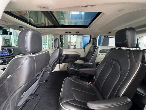 Used 2023 Chrysler Pacifica Limited FWD image 25