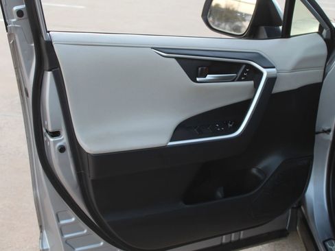 Used 2019 Toyota RAV4 Limited image 24