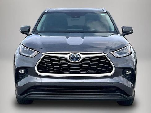 Used 2024 Toyota Highlander XLE FWD image 3