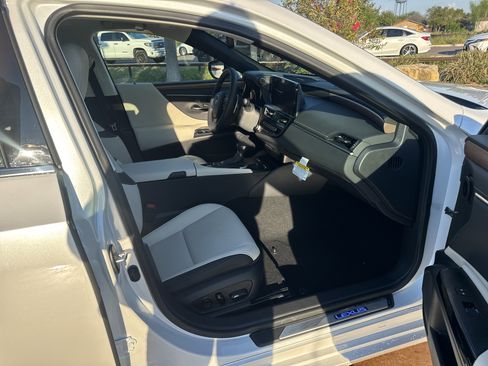 New 2025 Lexus ES 300h w/ Premium Package image 14