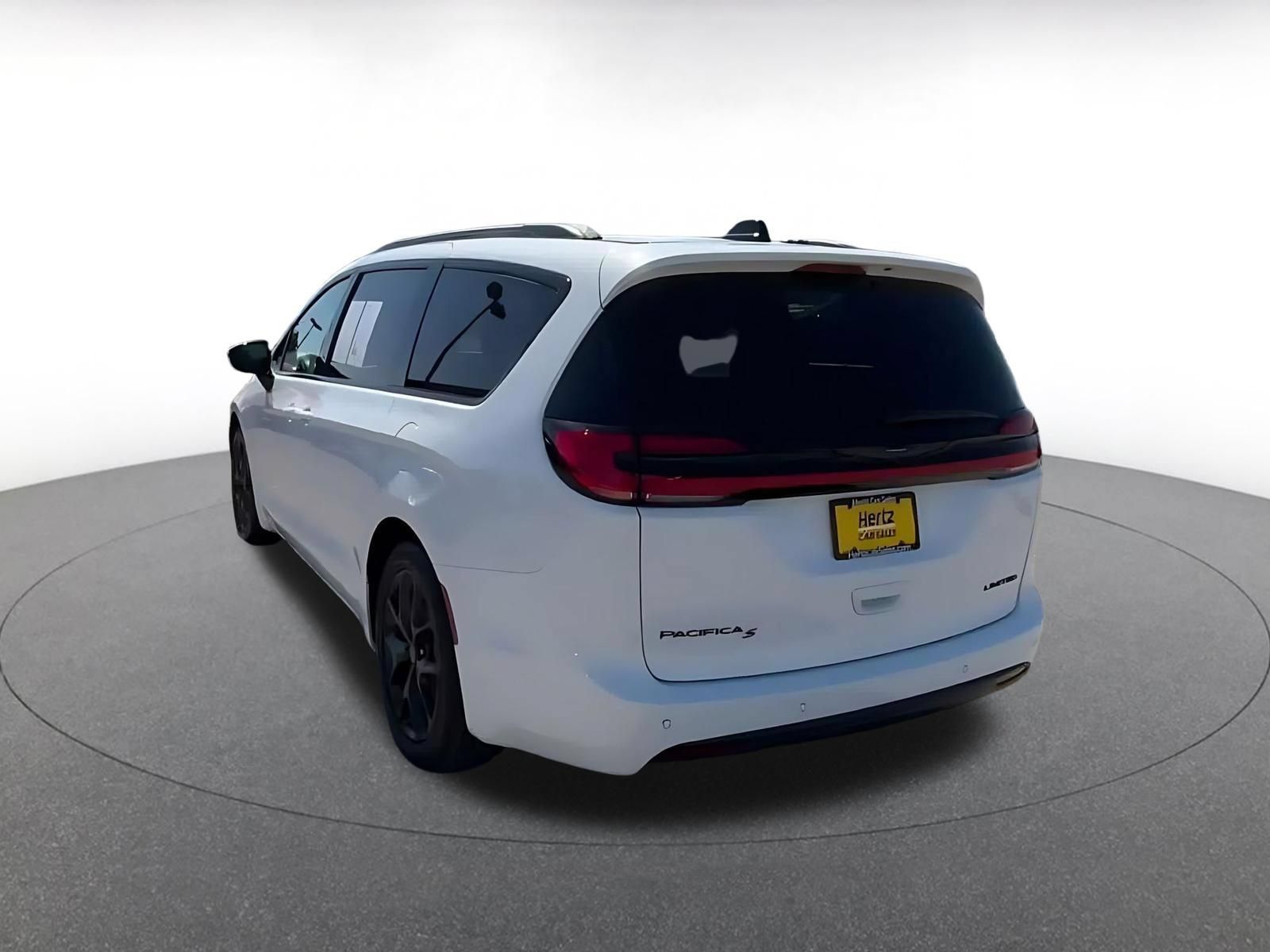Used 2025 Chrysler Pacifica Limited FWD image 10
