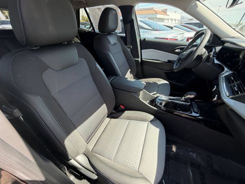 Used 2025 Chevrolet Trax LT FWD image 35