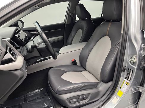 Used 2020 Toyota Camry XLE image 5