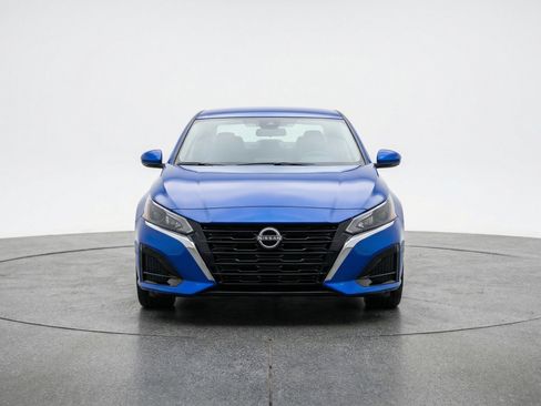 Used 2025 Nissan Altima 2.5 SV image 2