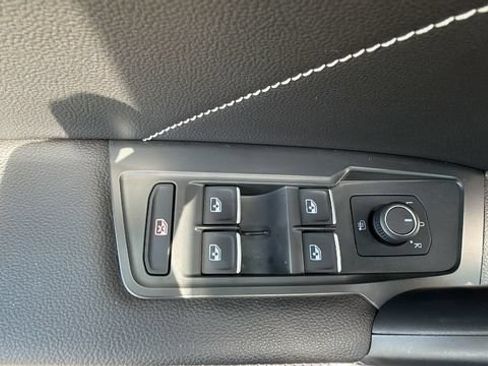 Used 2023 Volkswagen Tiguan SE w/ Panoramic Sunroof Package AWD/4WD image 19