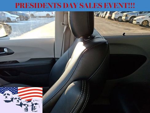 Used 2024 Chrysler Pacifica Touring-L image 17