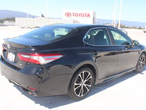 Used 2018 Toyota Camry SE w/ Convenience Package FWD image 3