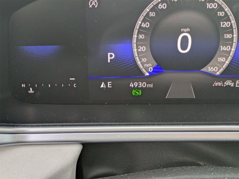 Used 2025 Volkswagen Taos SE w/ Panoramic Sunroof Package image 38