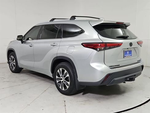 Used 2022 Toyota Highlander XLE image 4