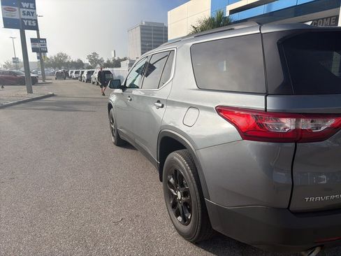 Used 2021 Chevrolet Traverse LT image 4