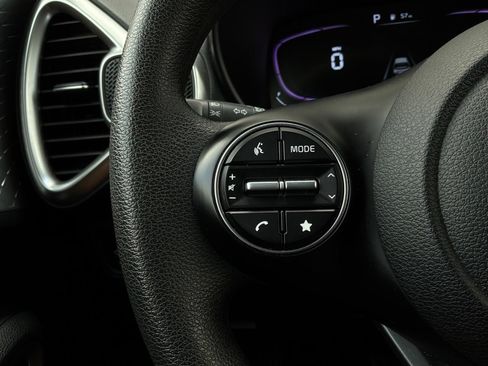 Used 2025 Kia Soul LX w/ LX Technology Package FWD image 31