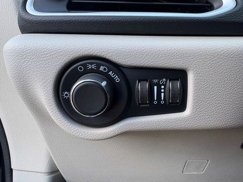 Used 2022 Chrysler Voyager LX image 19