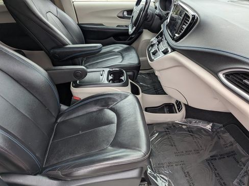 Used 2021 Chrysler Pacifica Touring-L w/ Uconnect Theater Family Group FWD image 18