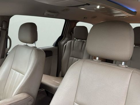 Used 2016 Chrysler Town & Country Touring image 10