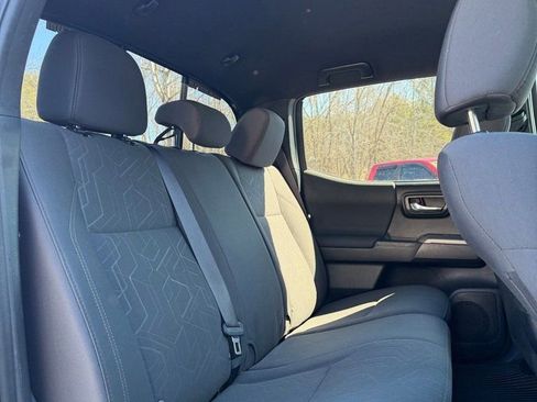 Used 2019 Toyota Tacoma TRD Off-Road w/ Technology Package AWD/4WD image 13