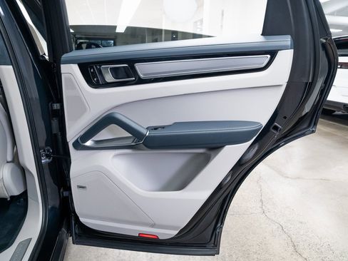 Used 2020 Porsche Cayenne Turbo S image 21