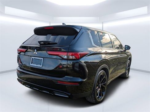 Used 2022 Mitsubishi Outlander SE image 3