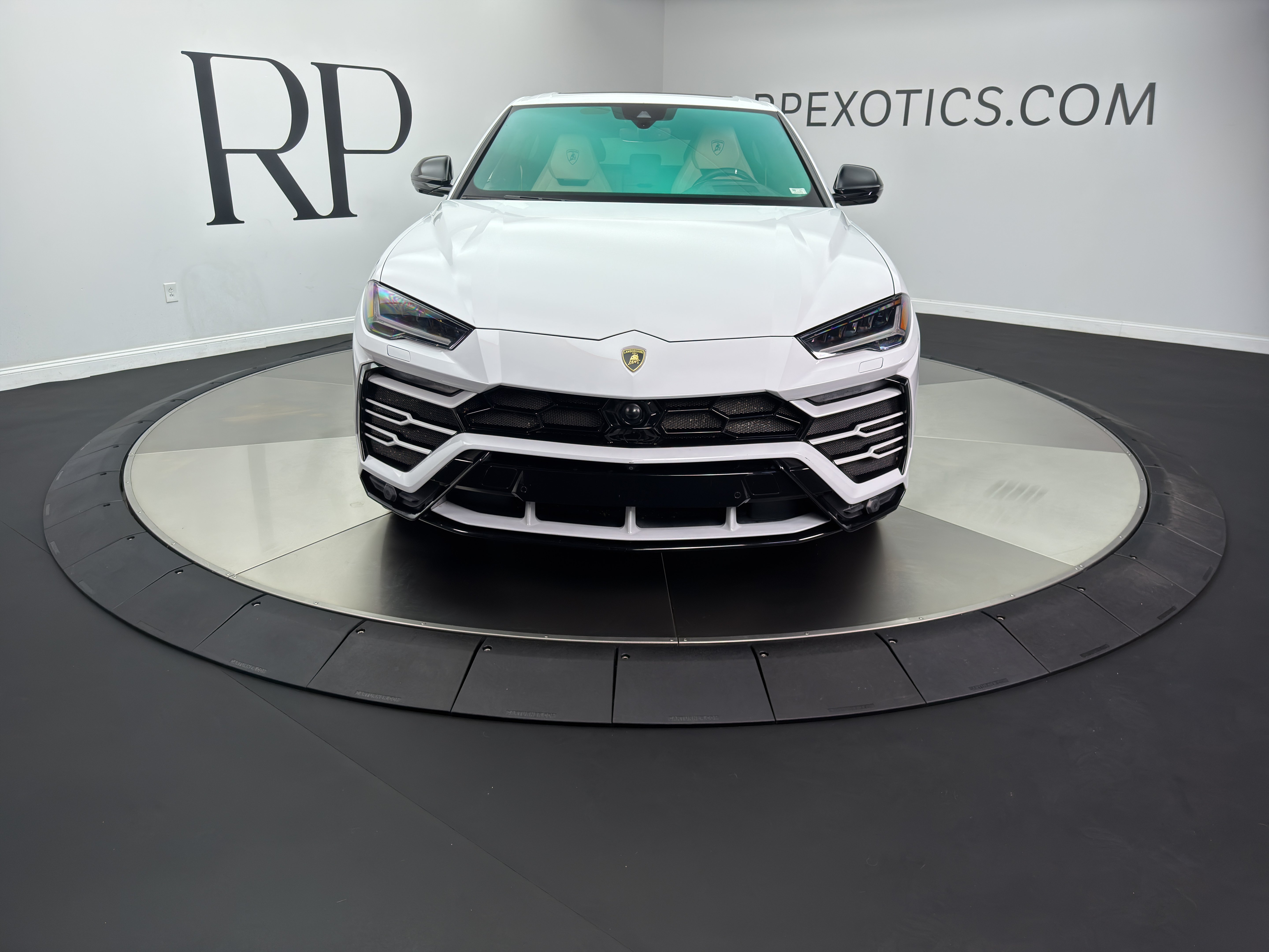 Used 2019 Lamborghini Urus AWD/4WD image 2