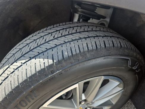 Used 2023 Chevrolet Traverse LT image 28