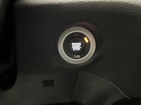 Used 2025 Chrysler Pacifica Limited image 22