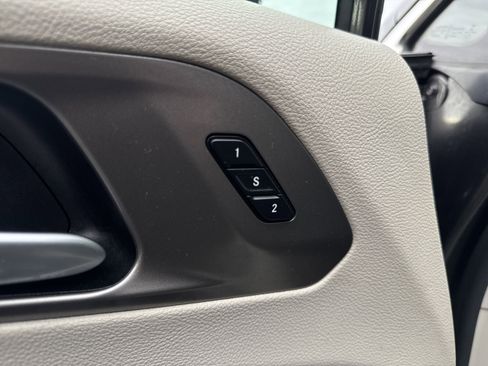Used 2018 Chrysler Pacifica Limited w/ Advanced Safetytec Group FWD image 15