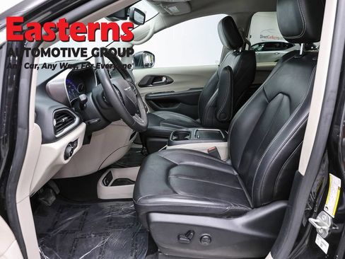 Used 2023 Chrysler Pacifica Touring-L FWD image 14