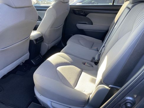 Used 2020 Toyota Highlander LE FWD image 14