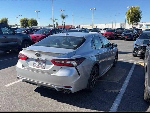 Used 2023 Toyota Camry SE image 2